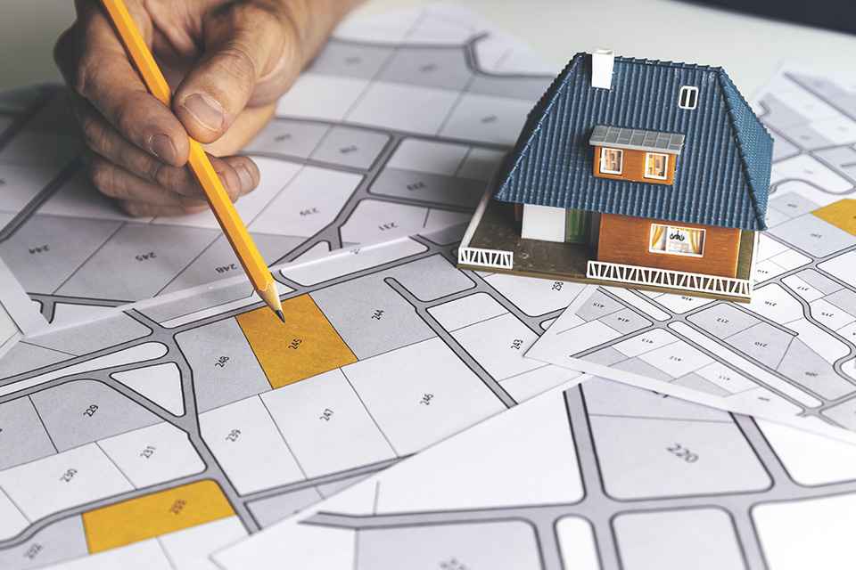 Foto: Bleistift zeigt Katasterplan